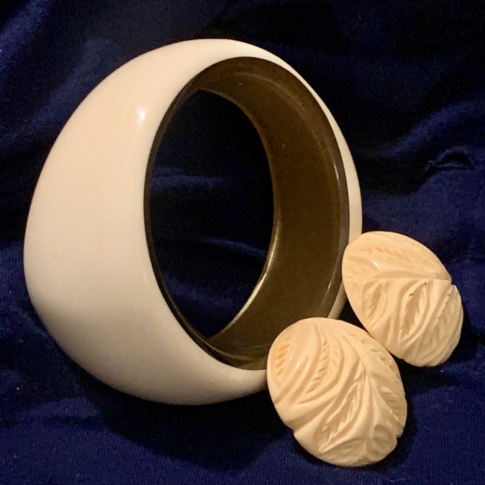 Lucite chunky vintage ivory hue bracelet and carved celluloid earrings set